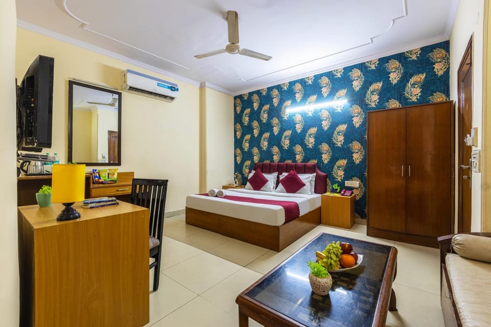 Bed, TV and multimedia, Photo of the whole room, Seating area, Bedroom, air conditioner