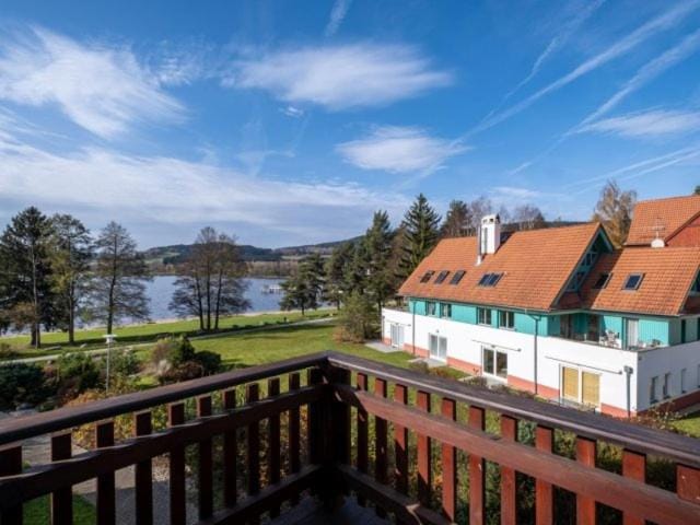 Property building, Day, Natural landscape, Garden, Balcony/Terrace, Lake view, River view, pet friendly
