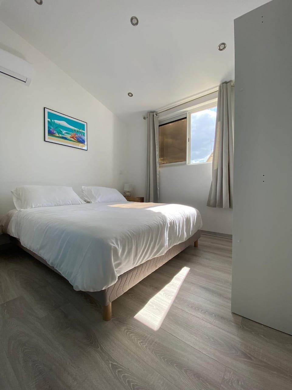 Bed, Photo of the whole room, Bedroom, air conditioner