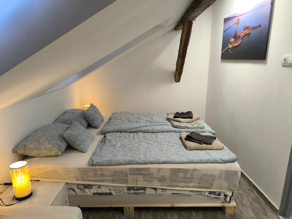Bed, Photo of the whole room, Bedroom, towels
