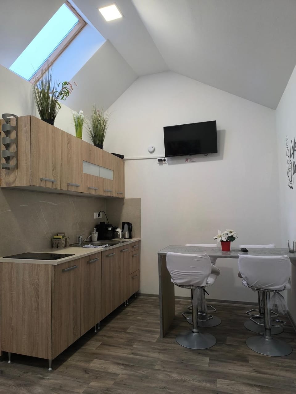 TV and multimedia, Coffee/tea facilities, Kitchen or kitchenette, Dining area, stove