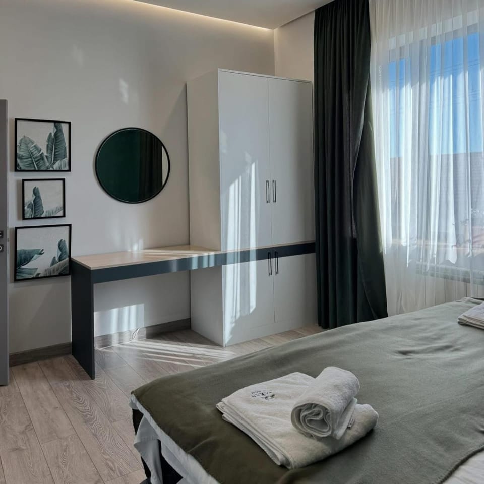 Bedroom, towels