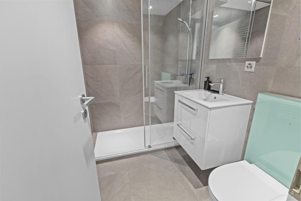 Shower, Toilet, Bathroom, towels