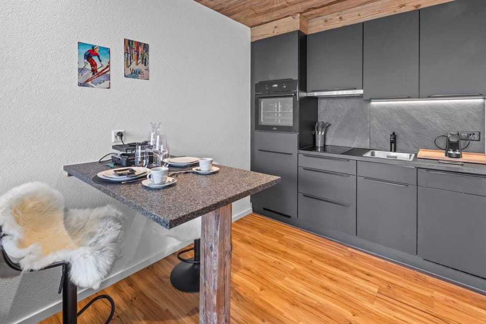 Kitchen or kitchenette, Dining area, pet friendly, stove