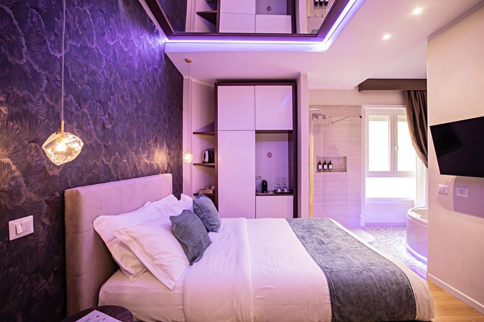 Shower, Bed, Hot Tub, TV and multimedia, Photo of the whole room, Bedroom, wardrobe