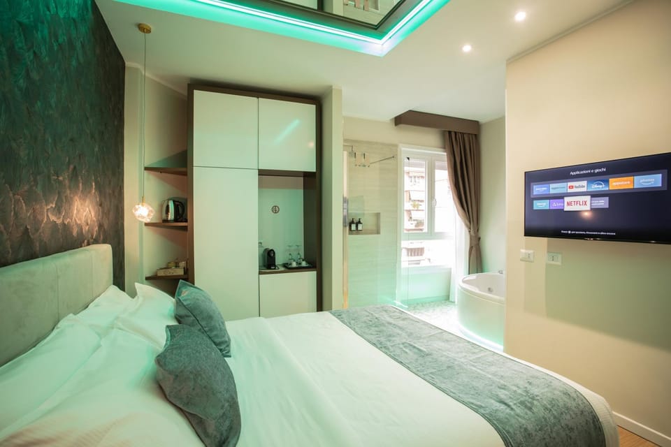 Shower, Bed, Hot Tub, TV and multimedia, Photo of the whole room, Bedroom, wardrobe