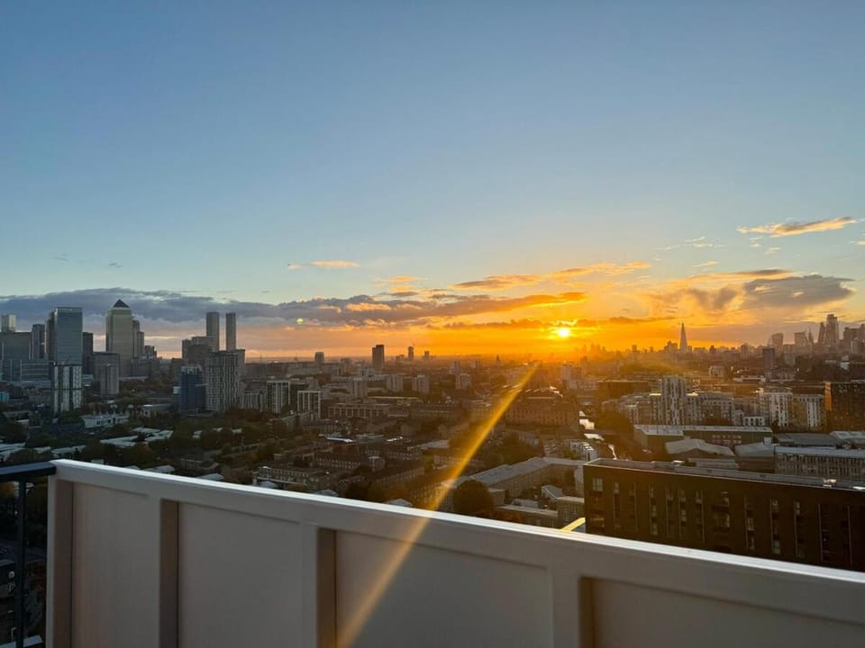 London City View Two Bedroom Entire Condo Enjoy River & City Views, Skyline Views Apartment in London