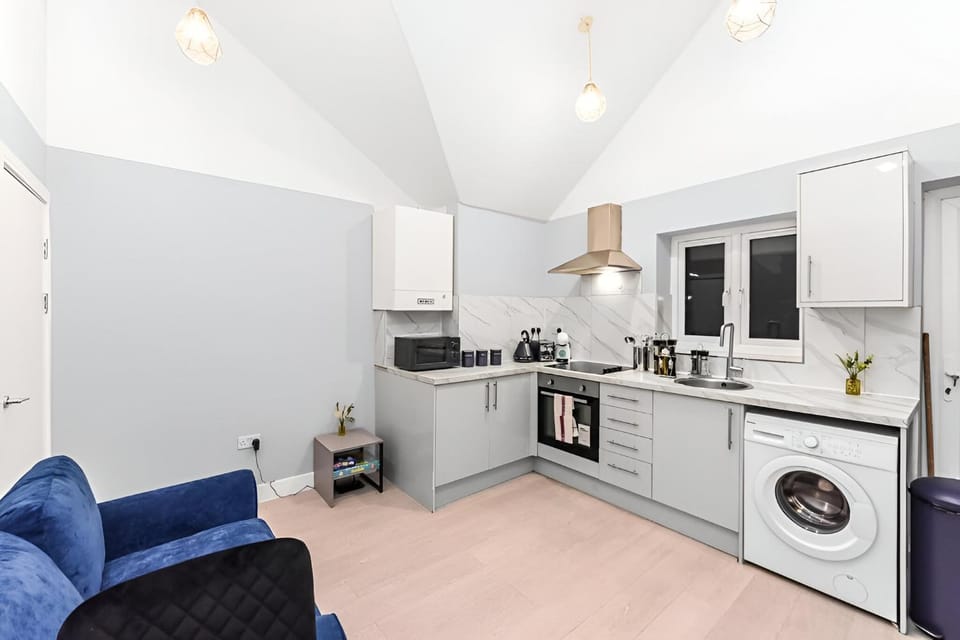 Coffee/tea facilities, Kitchen or kitchenette, Living room, Seating area, Dining area, oven, stove, toaster, washing machine