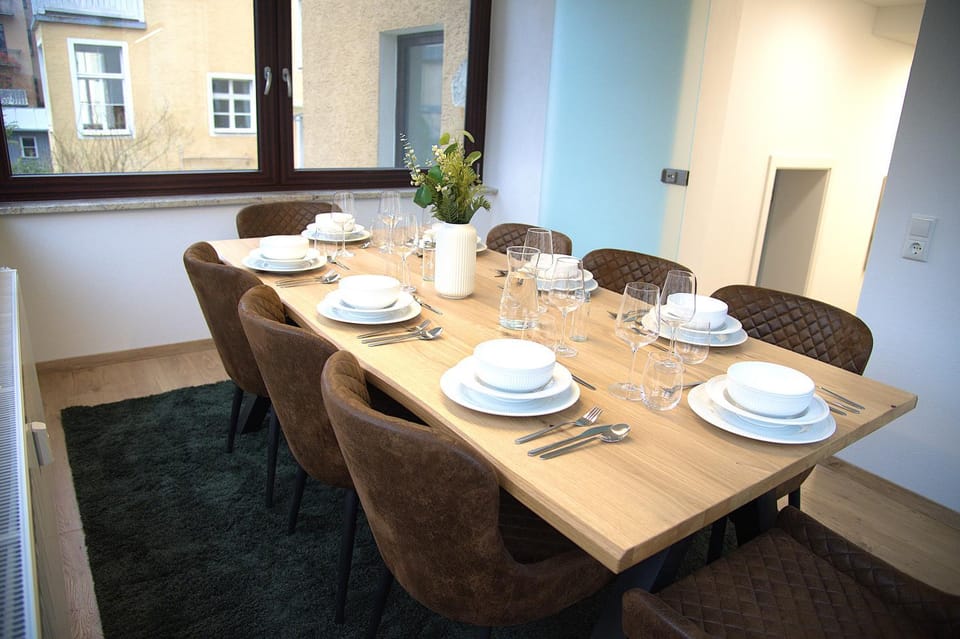 Living room, Food and drinks, Seating area, Dining area, Food