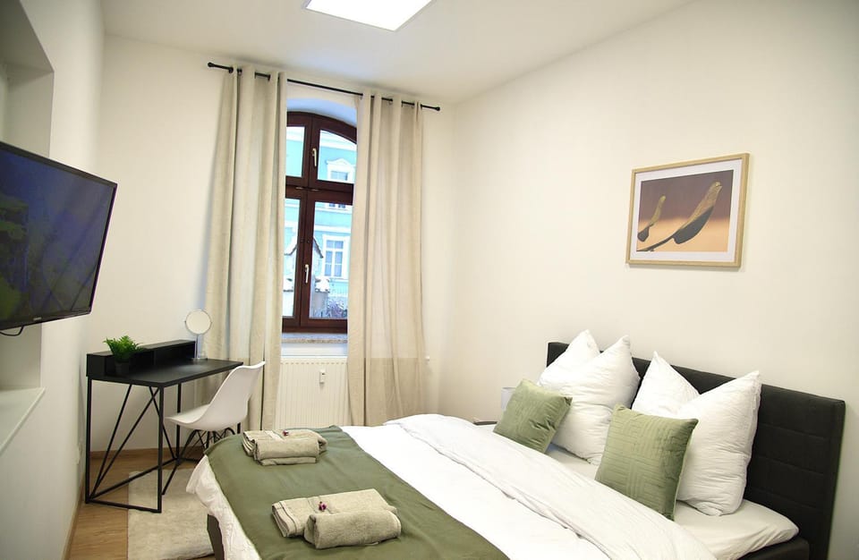Bed, TV and multimedia, Photo of the whole room, Bedroom, towels