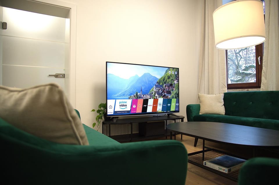 Communal lounge/ TV room, TV and multimedia, Living room, Seating area, Evening entertainment