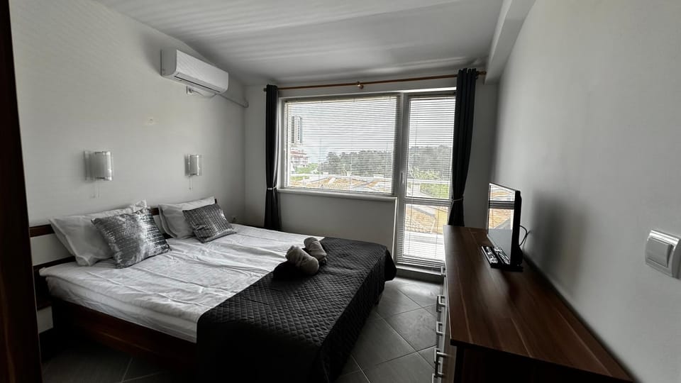 Bed, TV and multimedia, Photo of the whole room, Seating area, Bedroom, internet, towels, air conditioner