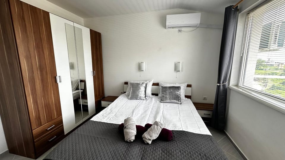 Bed, Photo of the whole room, Bedroom, internet, towels, wardrobe, air conditioner
