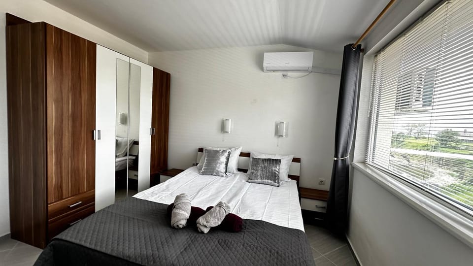 Bed, Photo of the whole room, Bedroom, internet, towels, wardrobe, air conditioner
