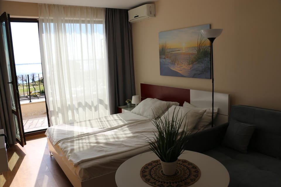 Bed, Photo of the whole room, air conditioner