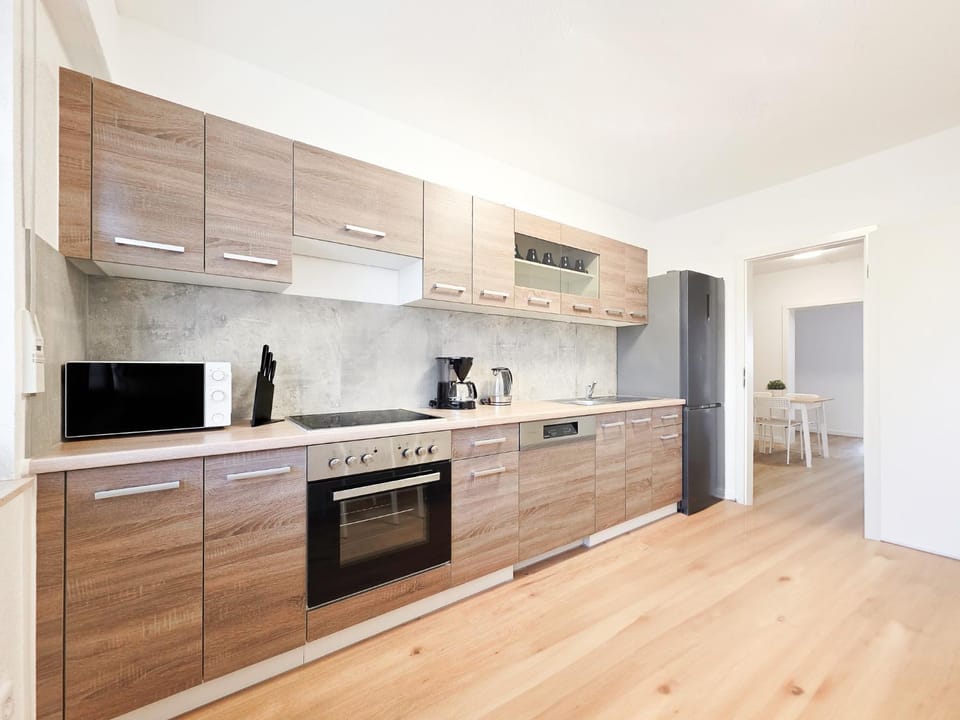 Coffee/tea facilities, dishwasher, microwave, oven, stove, kitchen