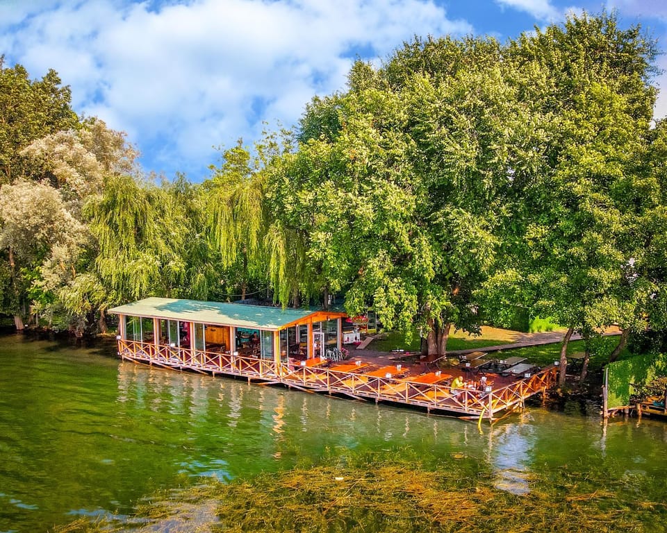 Restaurant/places to eat, Day, Lake view, Breakfast