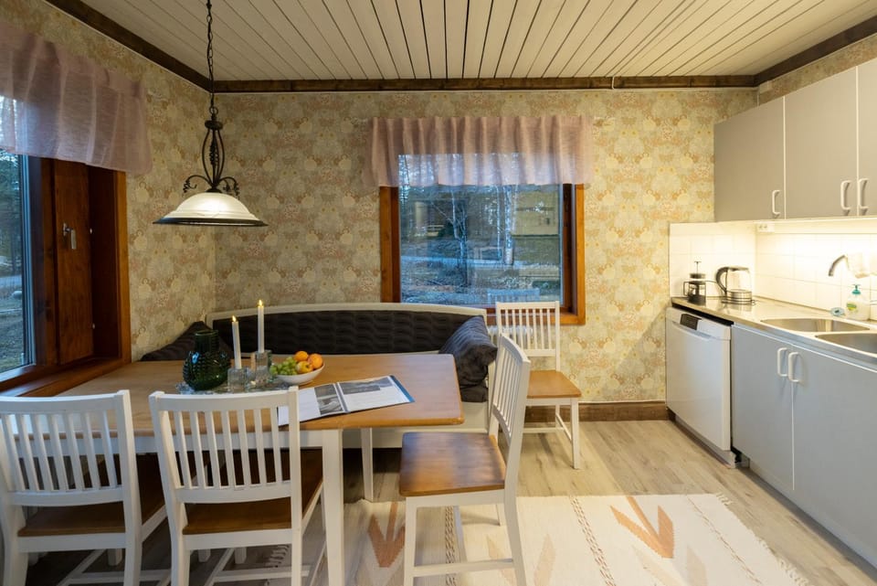 Coffee/tea facilities, Kitchen or kitchenette, Seating area, Dining area, stove