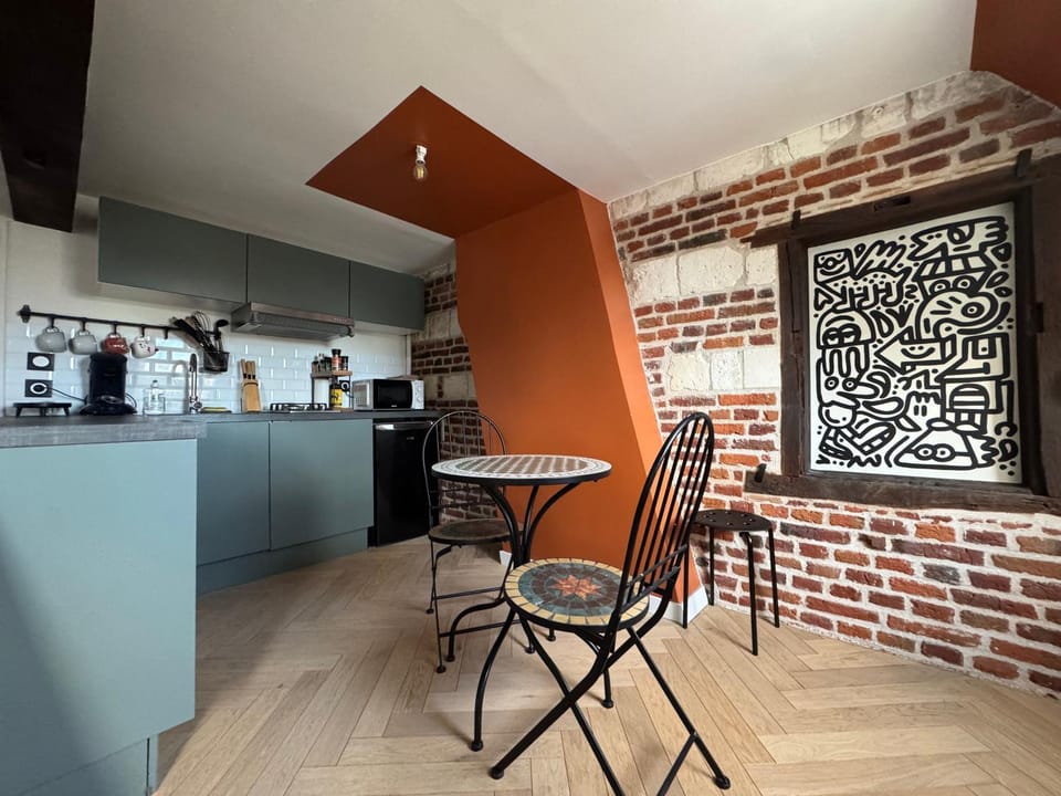 Kitchen or kitchenette, Dining area