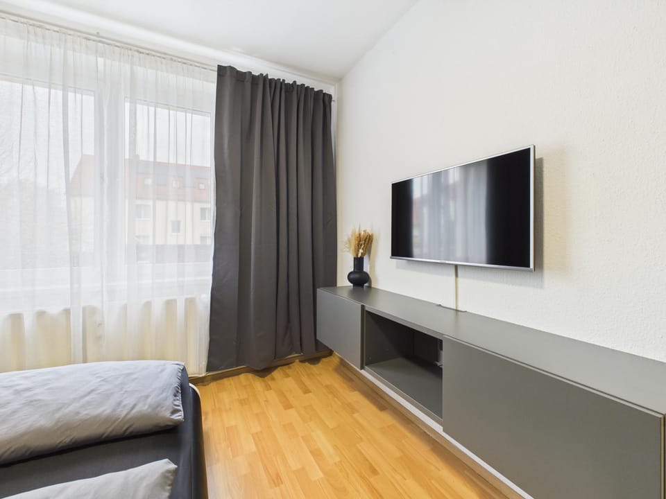 Bed, TV and multimedia, Evening entertainment, Bedroom