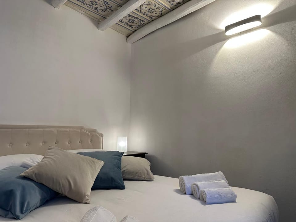 Bed, Bedroom, towels