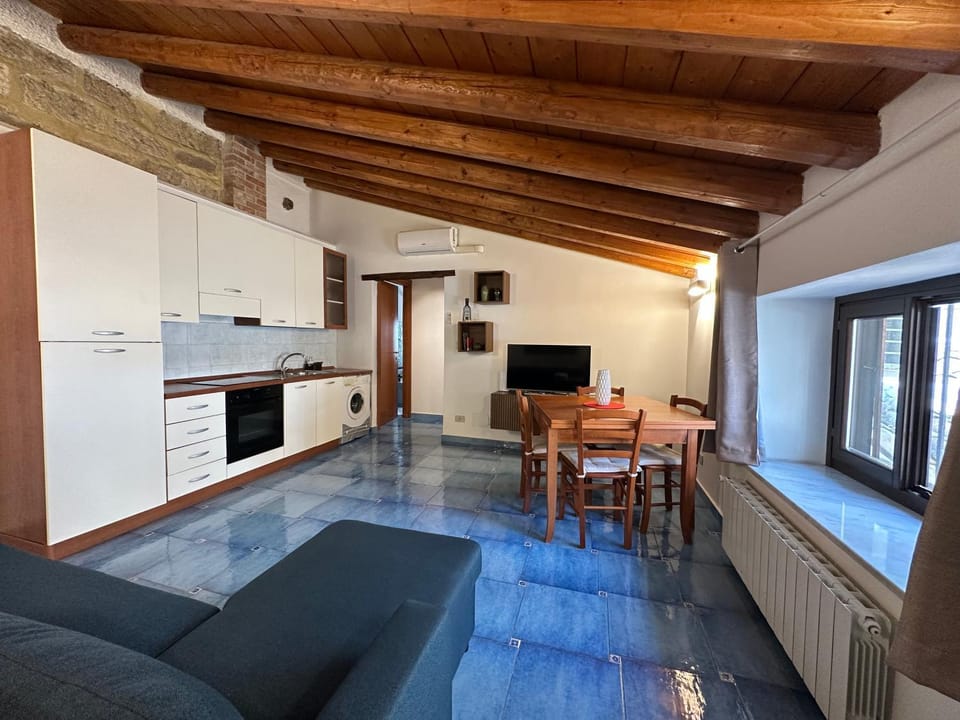 Communal lounge/ TV room, TV and multimedia, Kitchen or kitchenette, Living room, Dining area, oven, stove, air conditioner