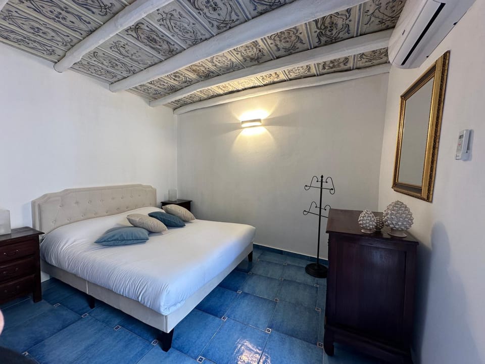 Bedroom, air conditioner