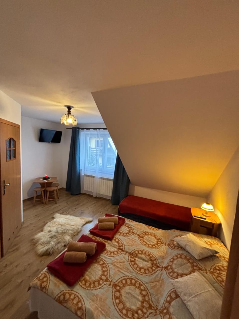 Bed, Photo of the whole room, towels