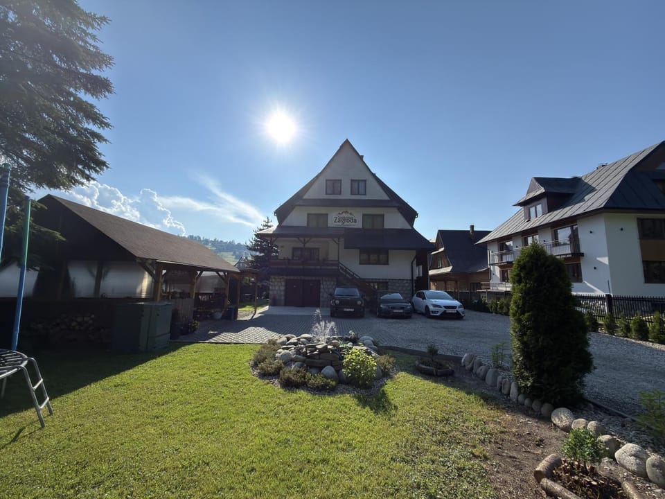 Property building, Day, Garden, Parking