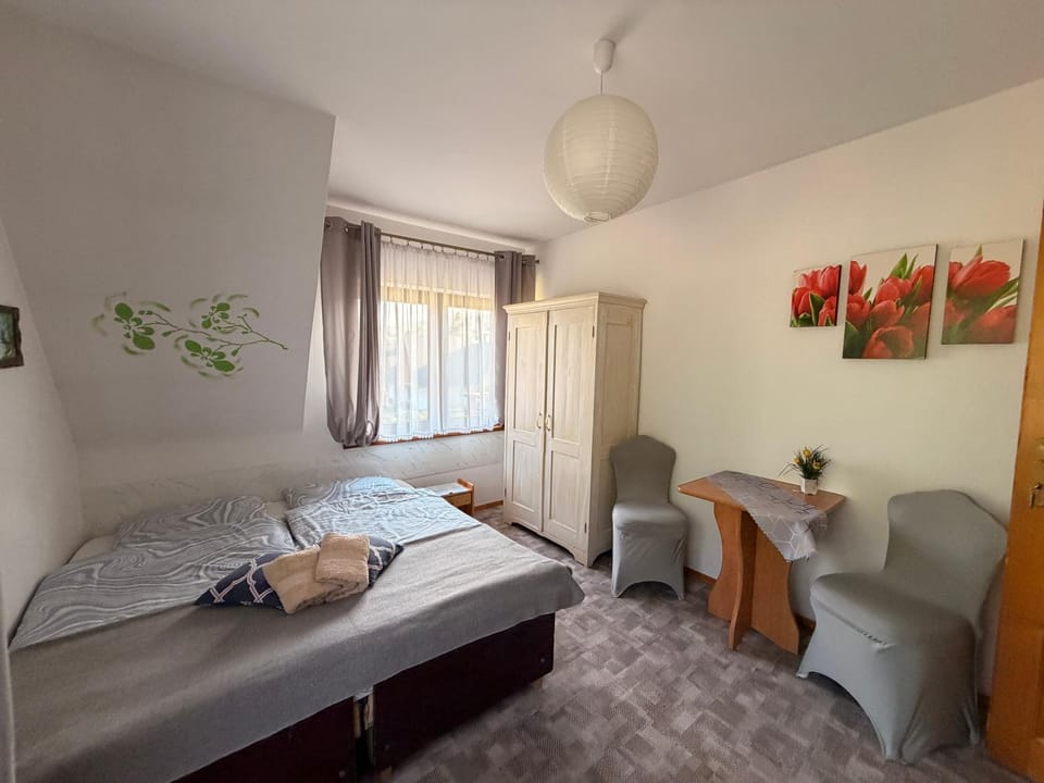 Bed, Photo of the whole room, Seating area, Bedroom