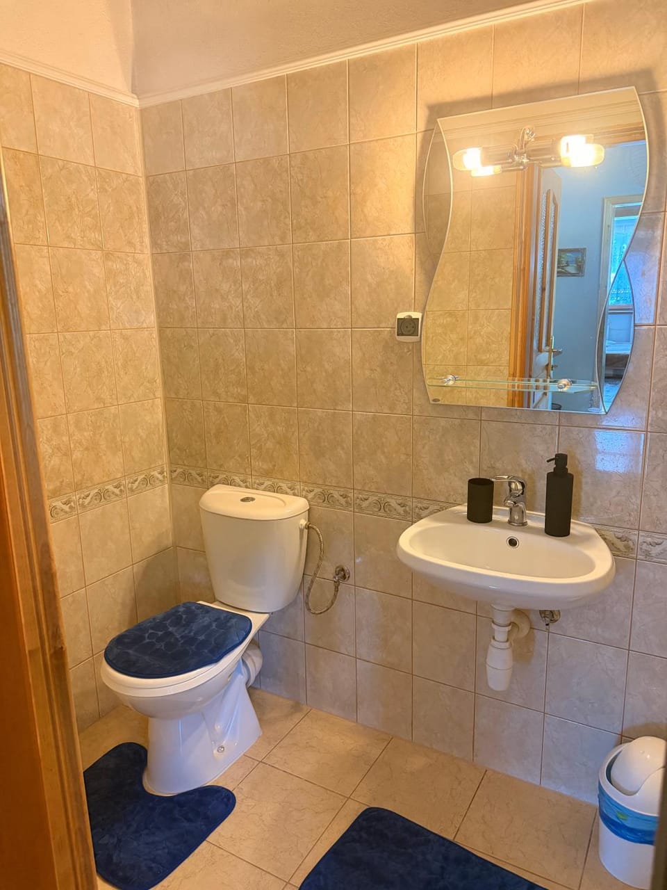 Shower, Toilet, Bathroom, towels
