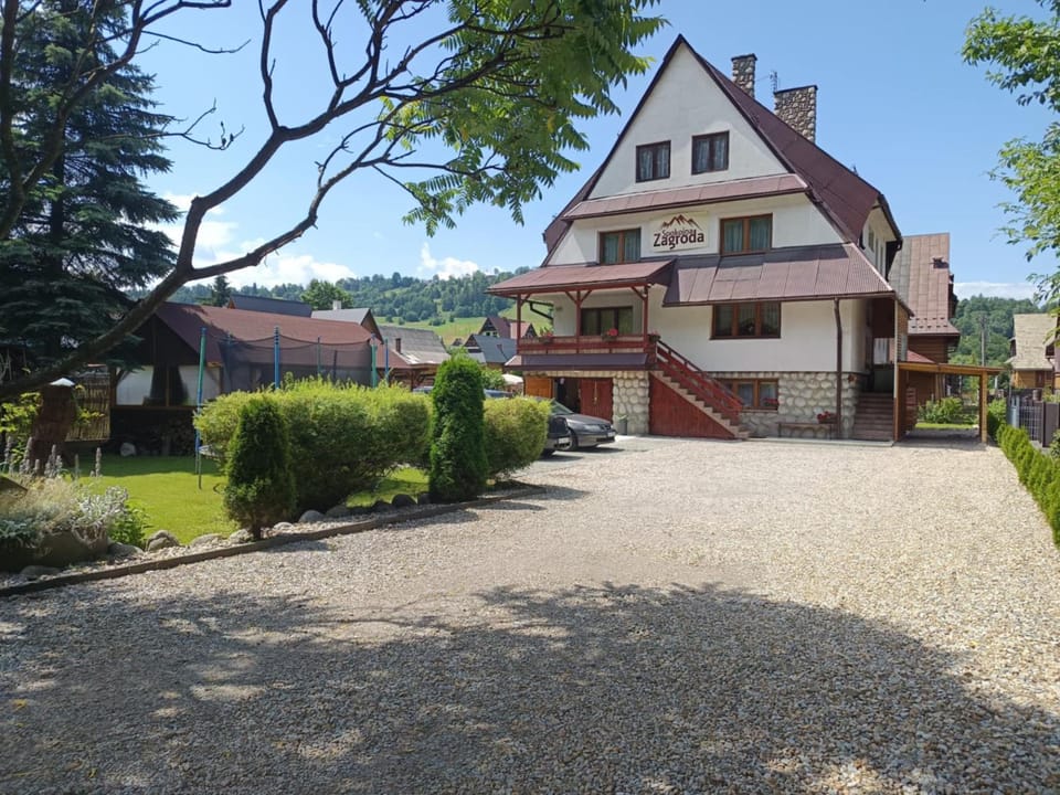 Property building, Day, Garden, Garden view, Parking