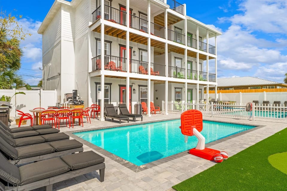 PCB 5-Min Walk to Beach! Heated Pool, Sleeps 11 Apartment in Lower Grand Lagoon