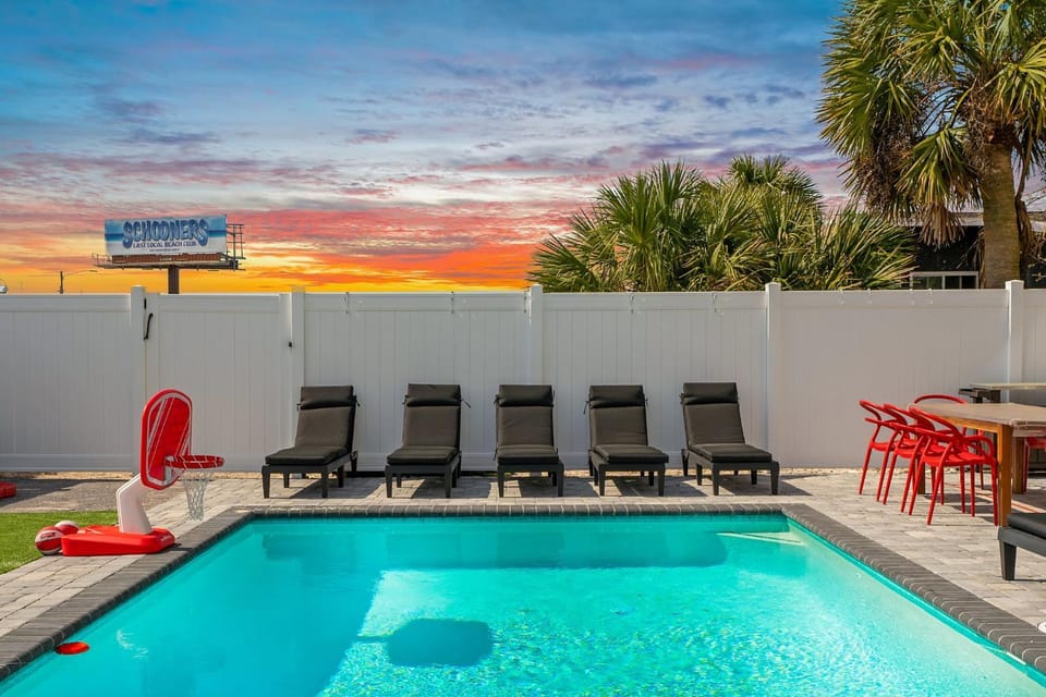 PCB 5-Min Walk to Beach! Heated Pool, Sleeps 11 Apartment in Lower Grand Lagoon
