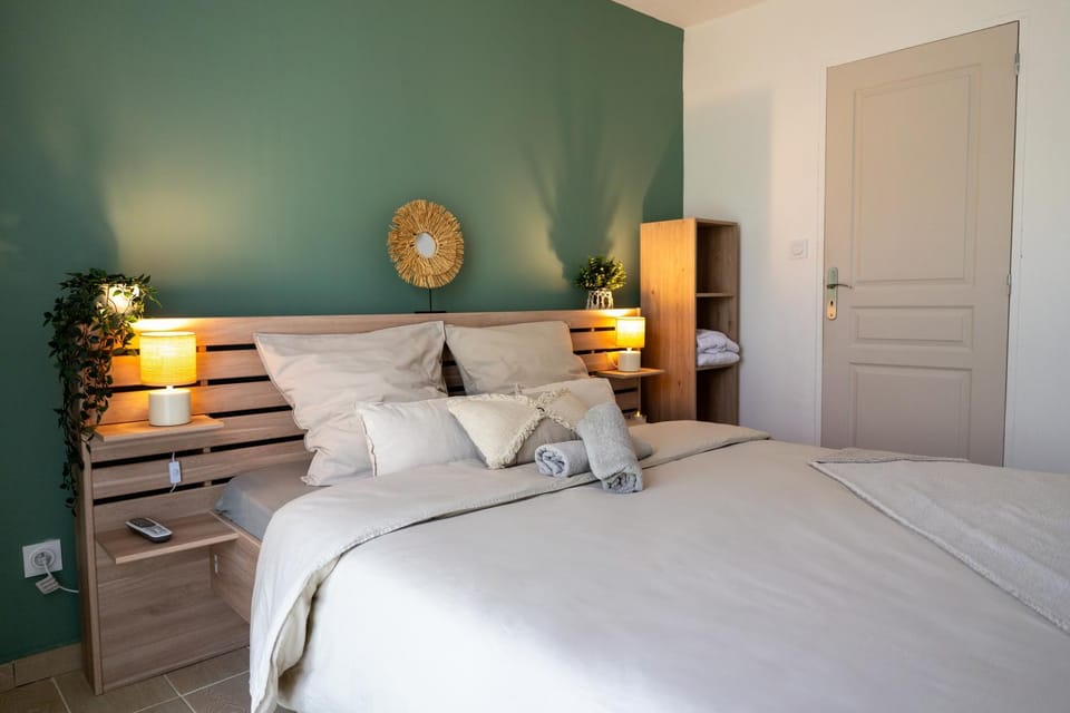 Bed, Photo of the whole room, Bedroom