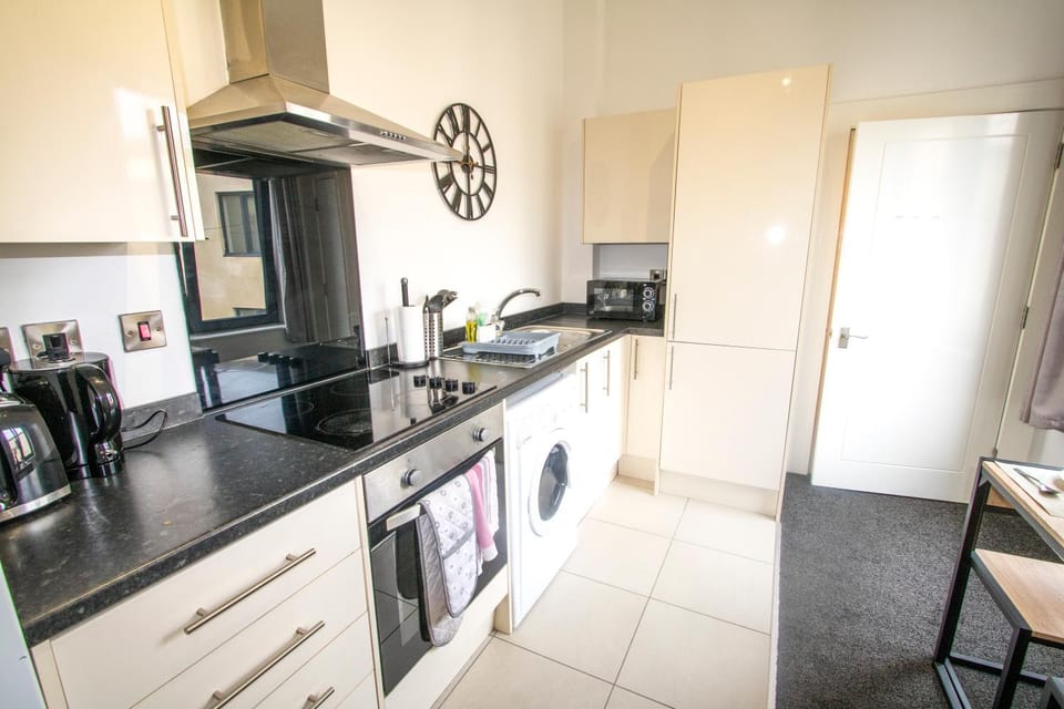 Coffee/tea facilities, Kitchen or kitchenette, oven, stove, toaster