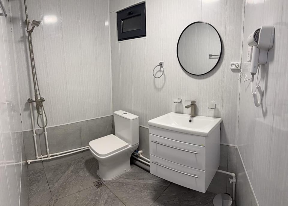 Shower, Toilet, Bathroom, towels