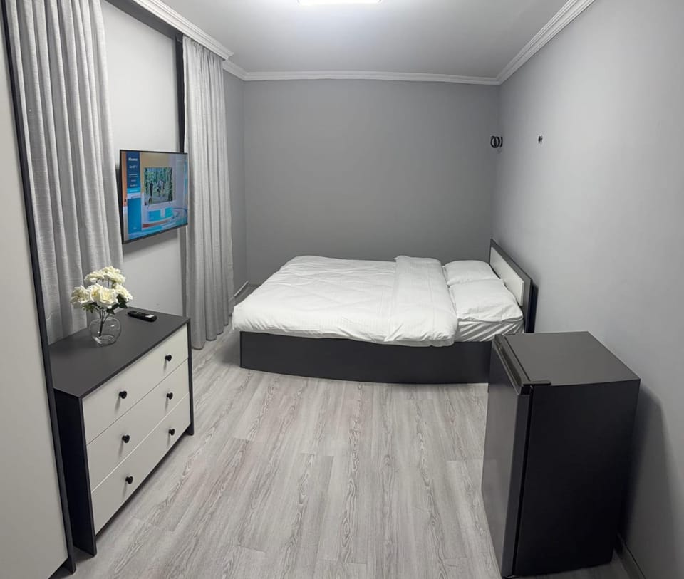 TV and multimedia, Photo of the whole room, Bedroom, hair dresser