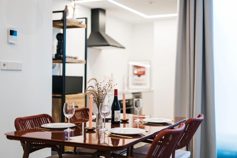 Food and drinks, Seating area, Dining area