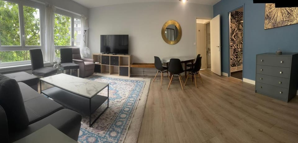 cozy 2 bedroom apartment, La Défense, 10 min walk metro Apartment in Puteaux