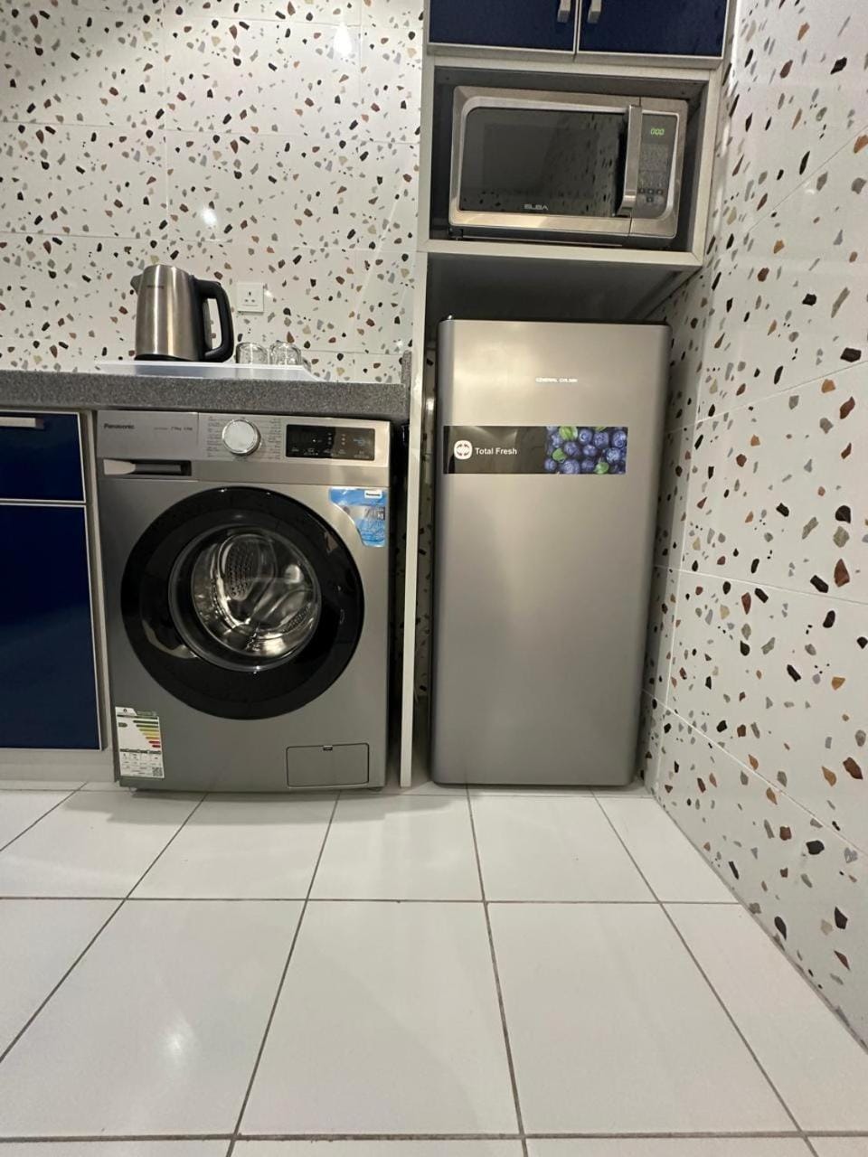 Kitchen or kitchenette, microwave, washing machine, dryer