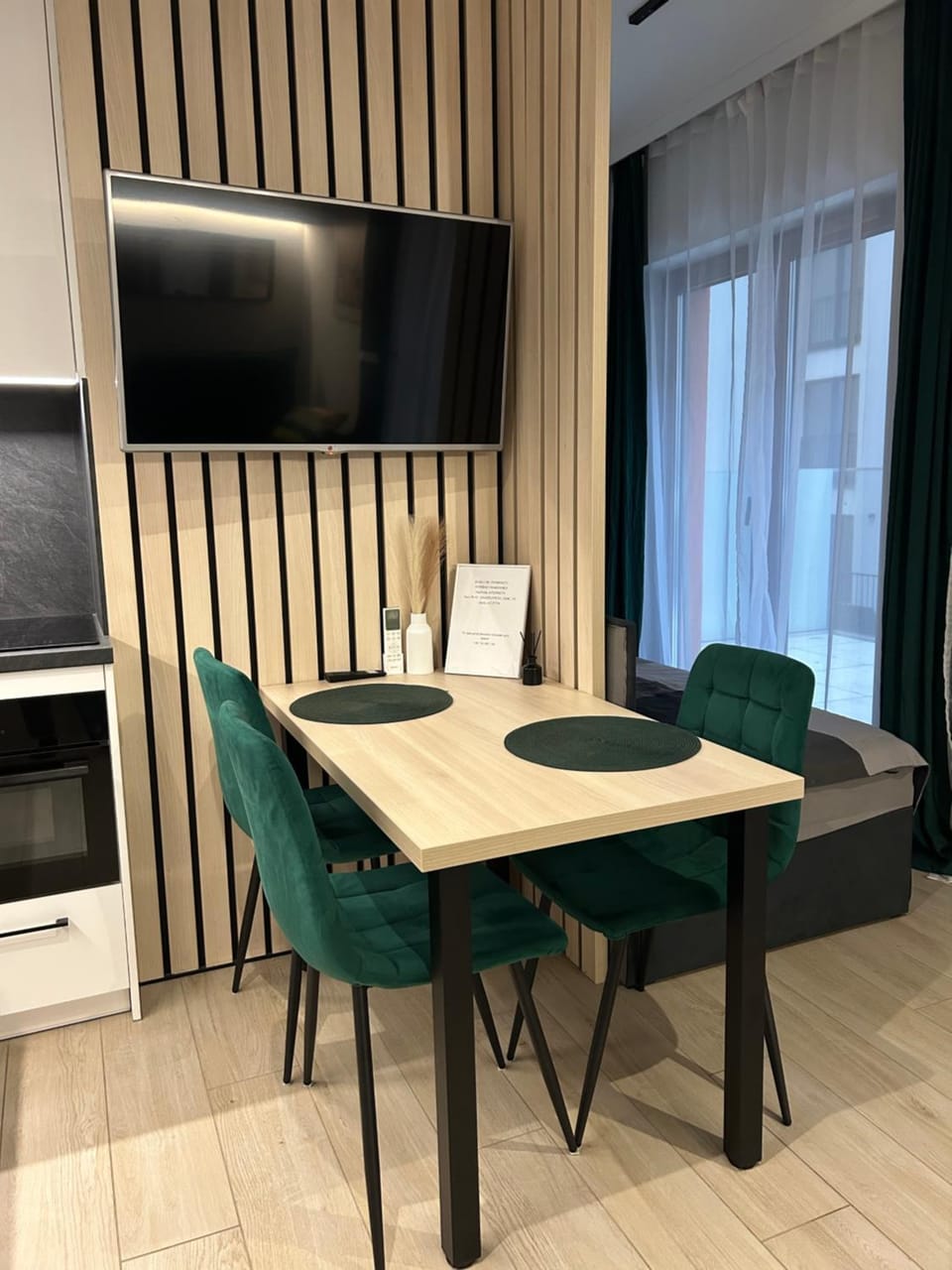 TV and multimedia, Living room, Seating area, Dining area