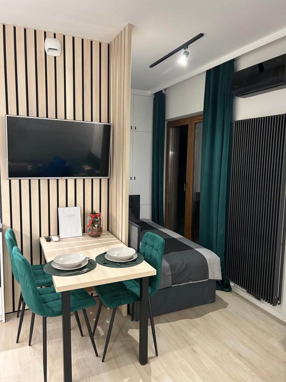 Bed, TV and multimedia, Living room, Photo of the whole room, Seating area, Dining area, Bedroom
