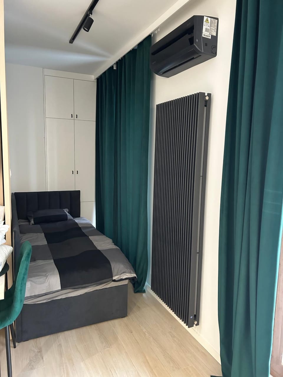 Communal lounge/ TV room, Bed, TV and multimedia, Living room, Photo of the whole room, Seating area, Evening entertainment, Bedroom, air conditioner