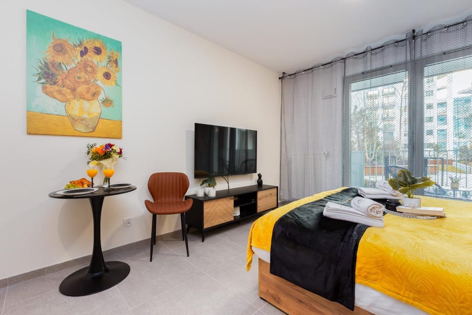 Communal lounge/ TV room, Bed, TV and multimedia, Photo of the whole room, Bedroom