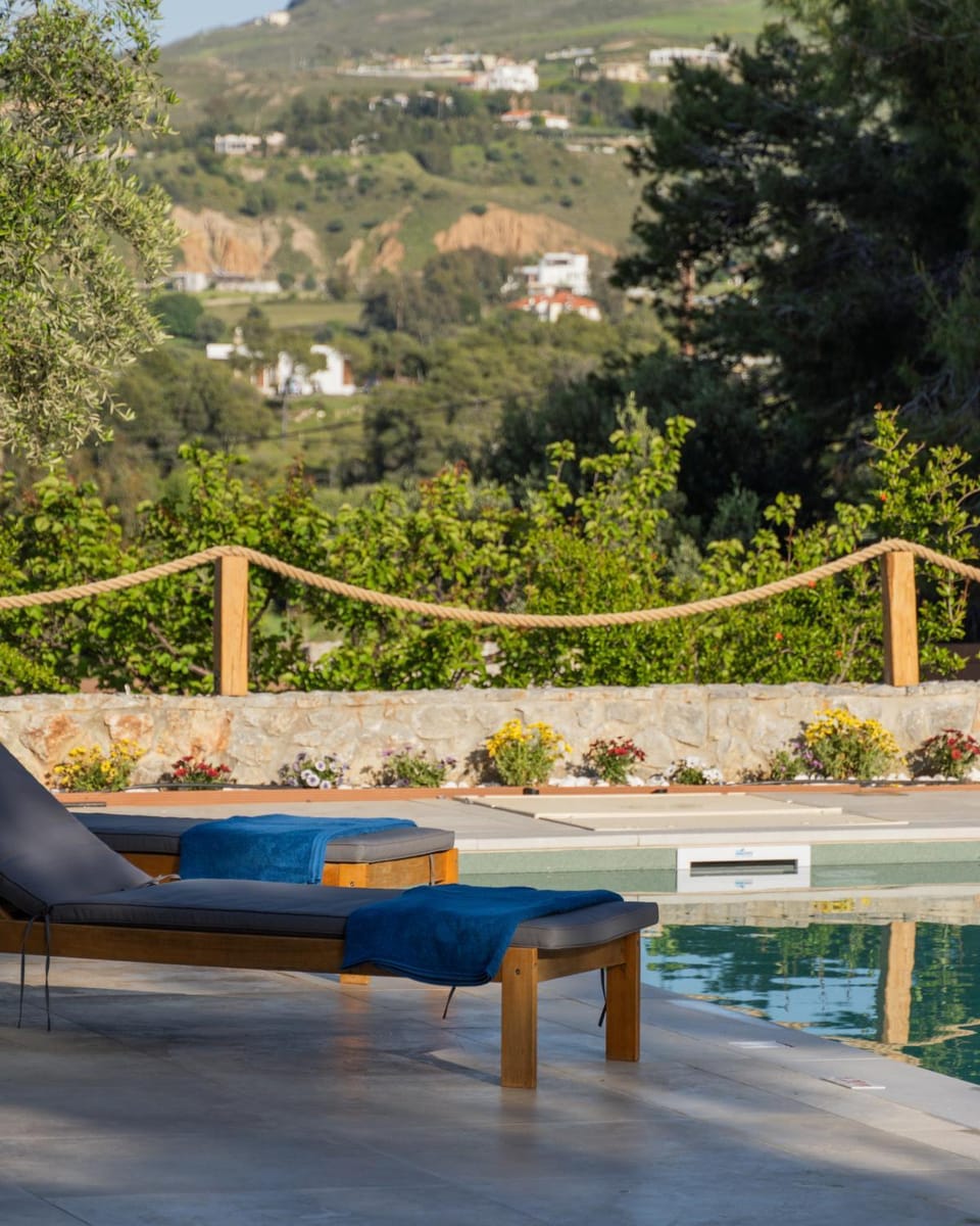 Natural landscape, View (from property/room), Mountain view, Pool view, Swimming pool, sunbed