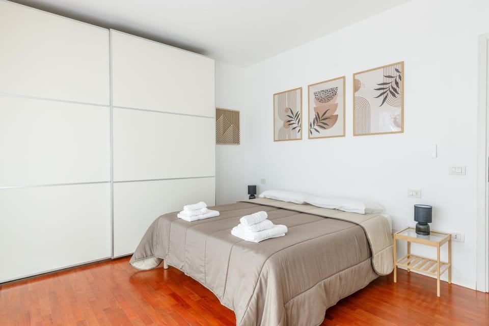 Bed, Photo of the whole room, Bedroom, towels