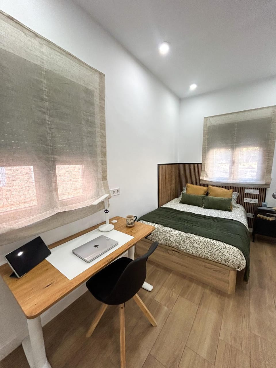 Photo of the whole room, Bedroom
