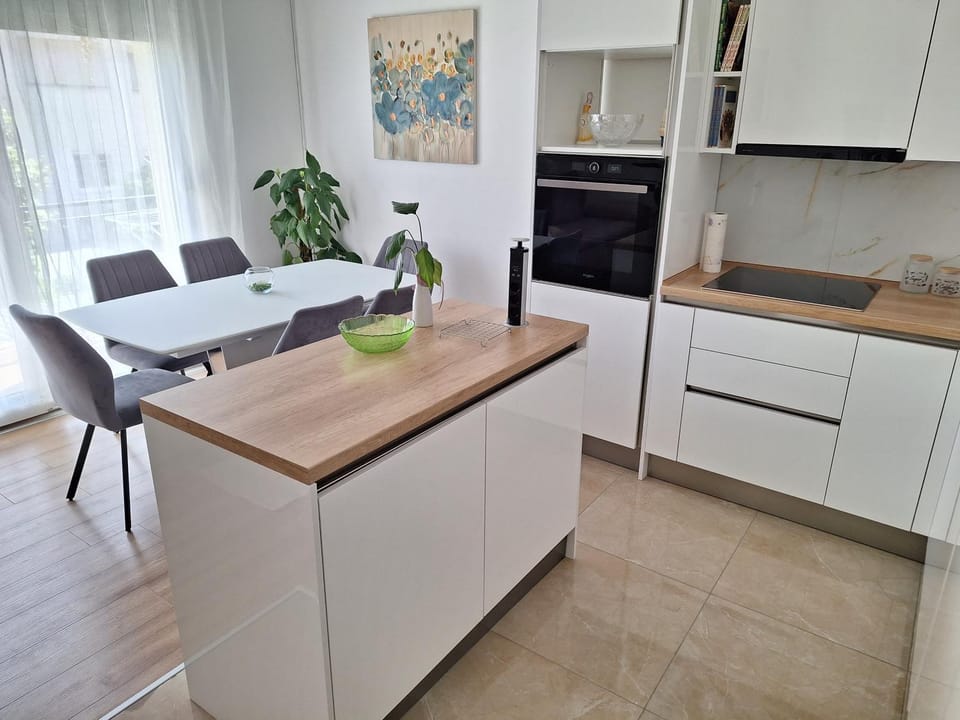 Dining area, kitchen