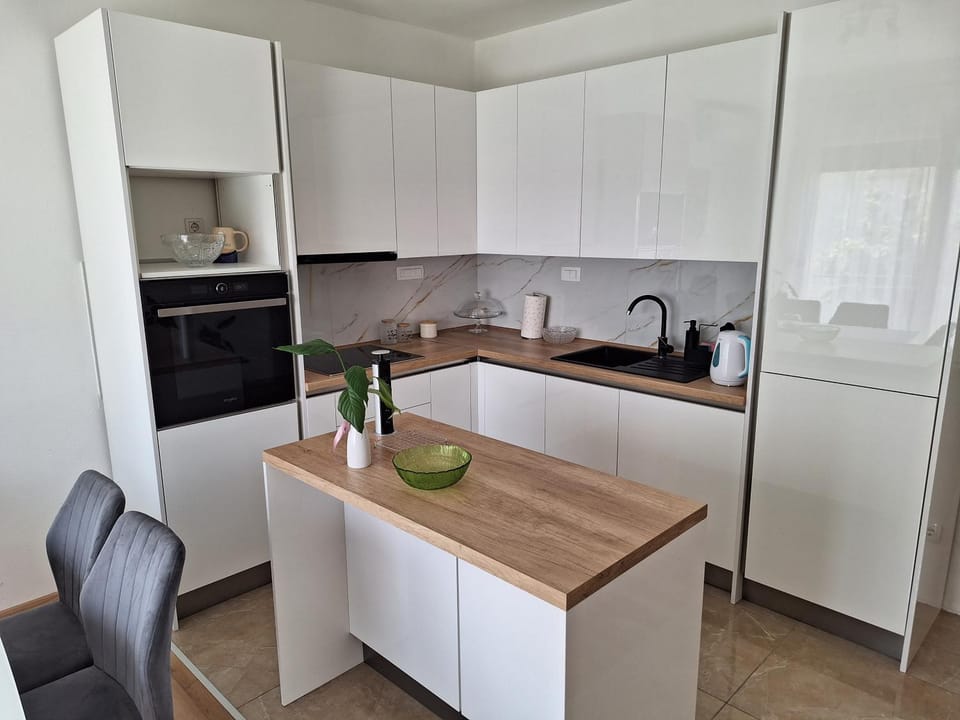 Dining area, kitchen